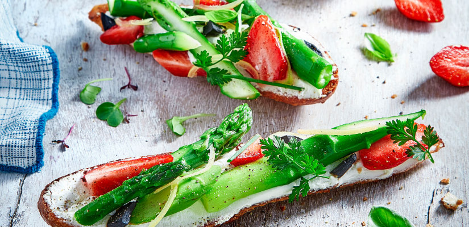 tartine asperges vertes et fraises