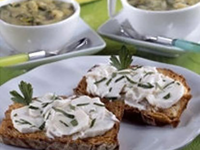 Soupe de laitue et tartine de fromage de chèvre frais