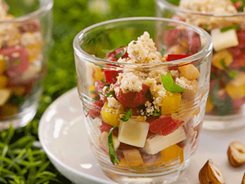 Verrine de tartare de bœuf au fromage et crumble noisette