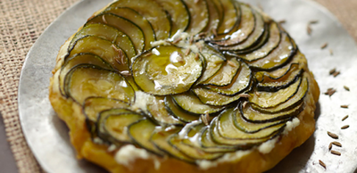 Tatin aux courgettes, graines de cumin et fromage frais