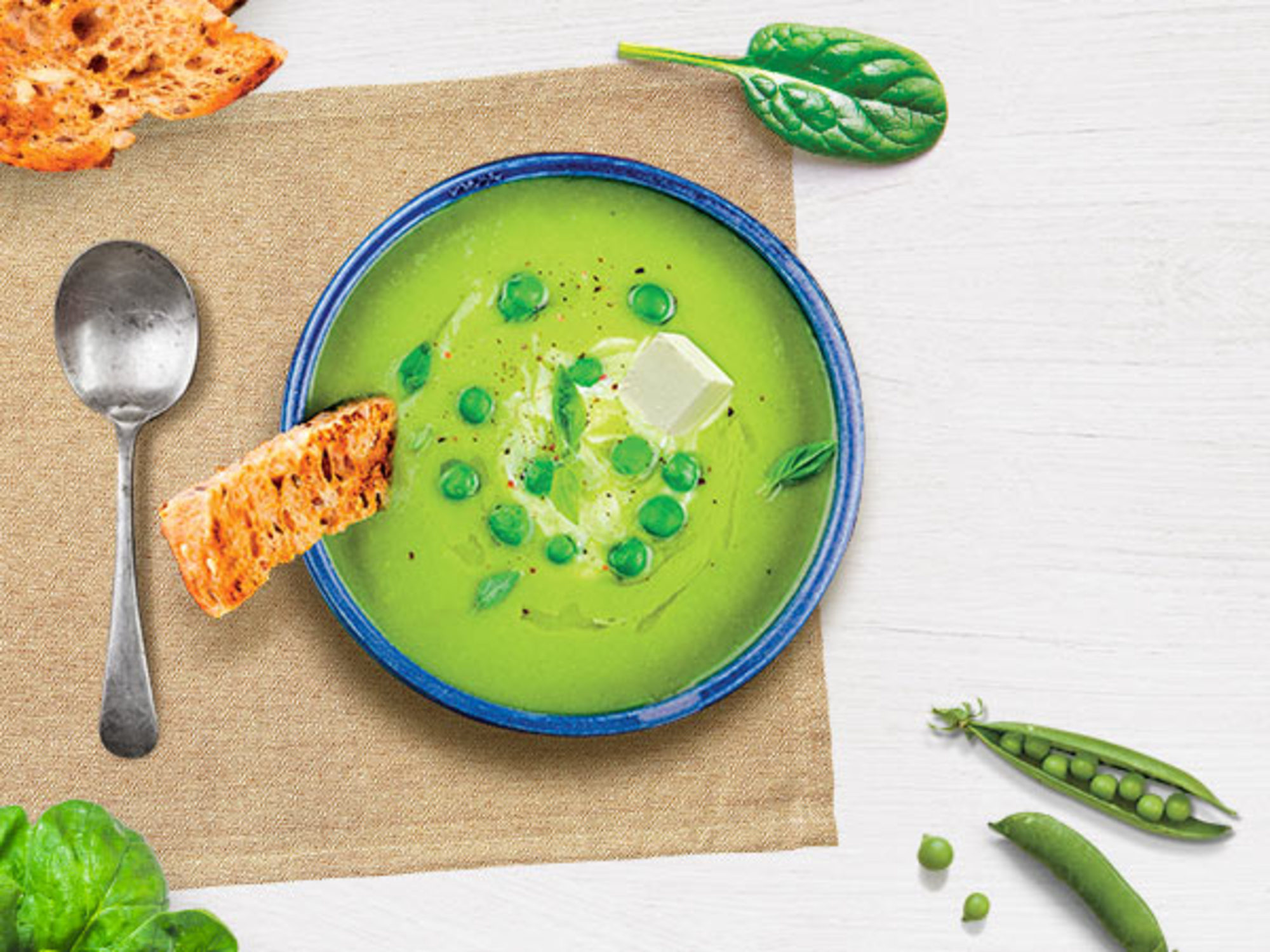 Velouté d'épinards et cosses de petits pois au fromage frais
