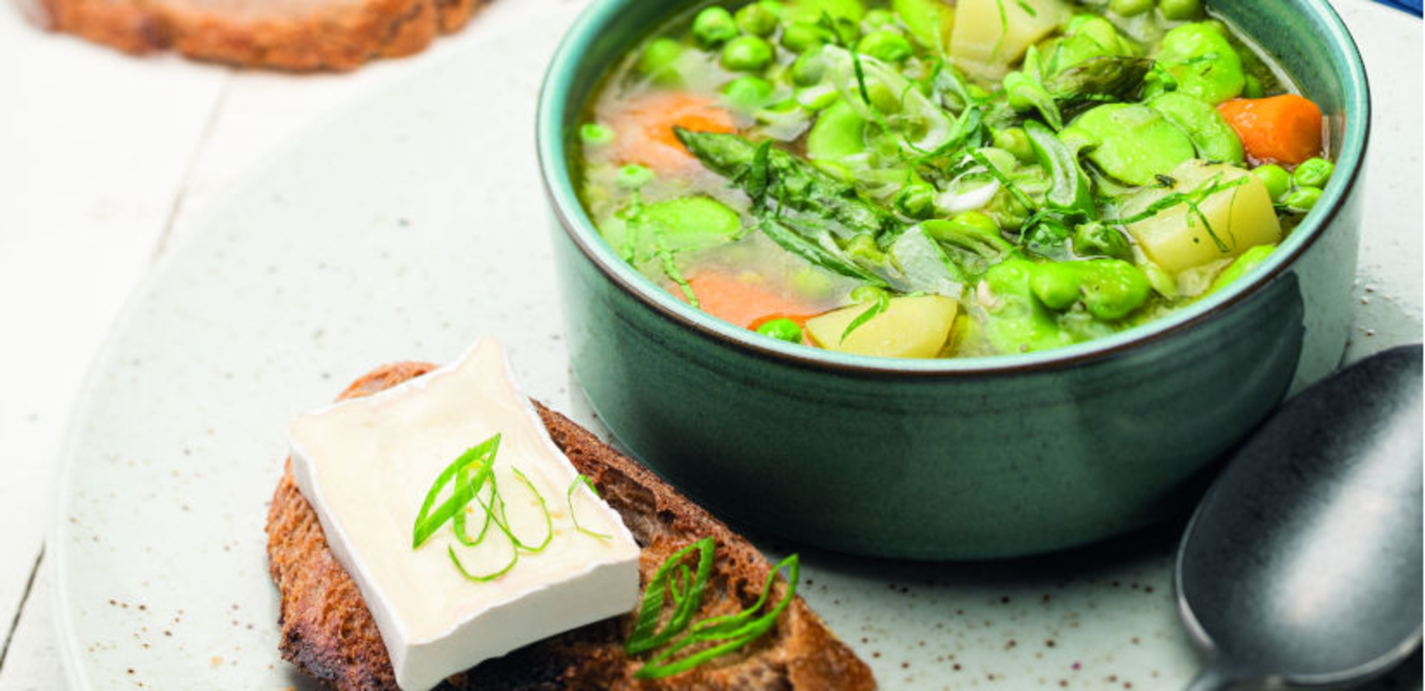 TH05_soupe-de-legumes-de-printemps-et-tartine-au-fromage_adobe