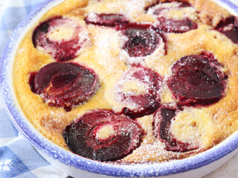 Clafoutis aux prunes, amandes et fromage frais