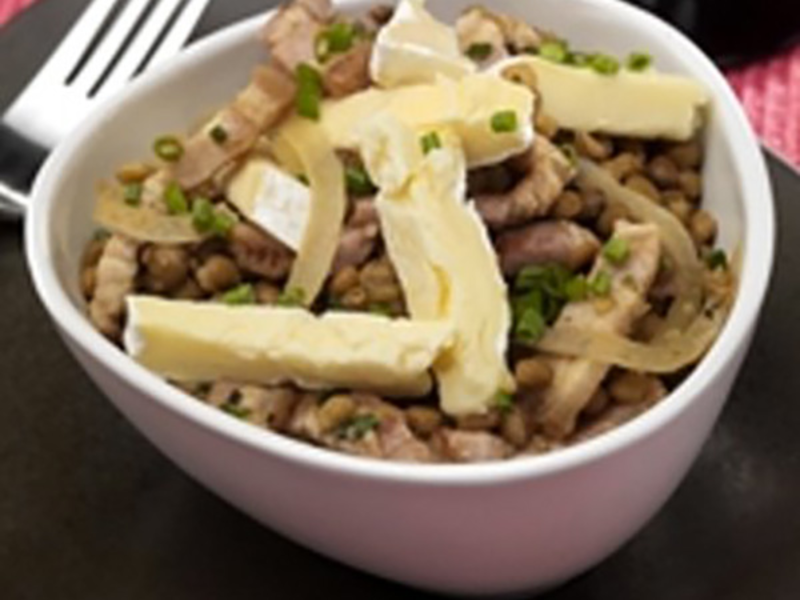 Salade de lentilles, camembert et lardons fumés