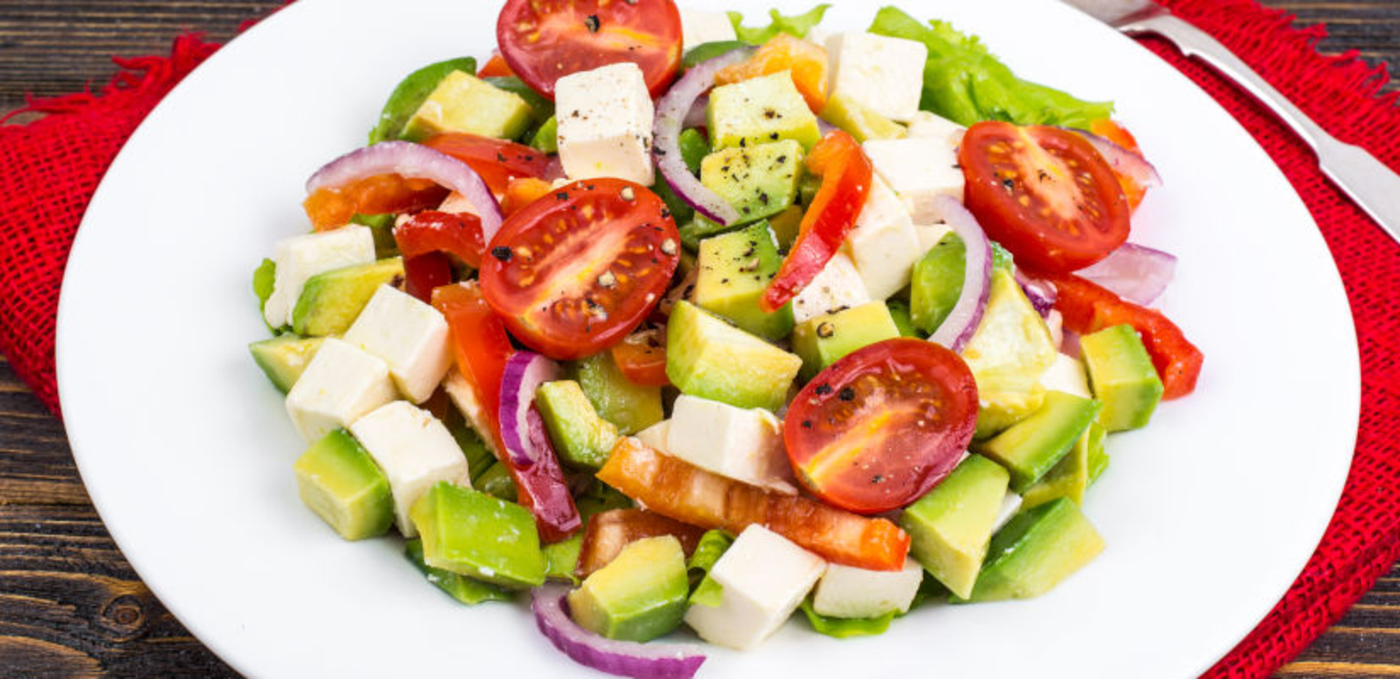 Salade composée à l'avocat et fromage de brebis