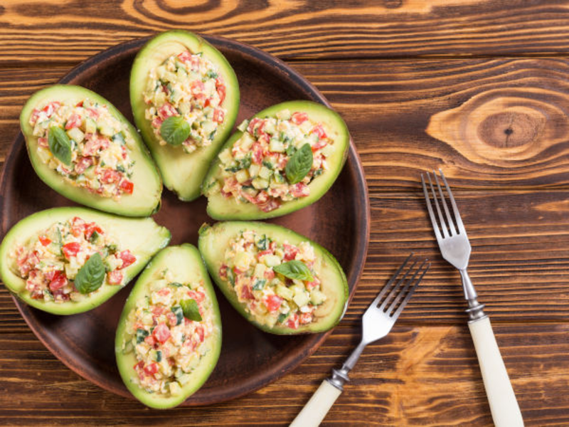 Avocat farci à la tomate et au fromage