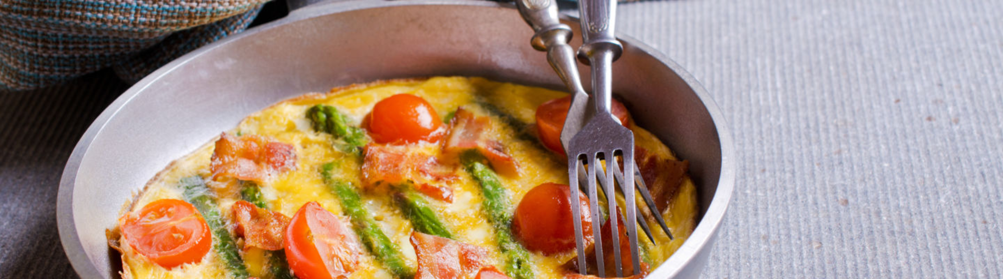 Omelette aux asperges sauvages, tomates et fromage frais