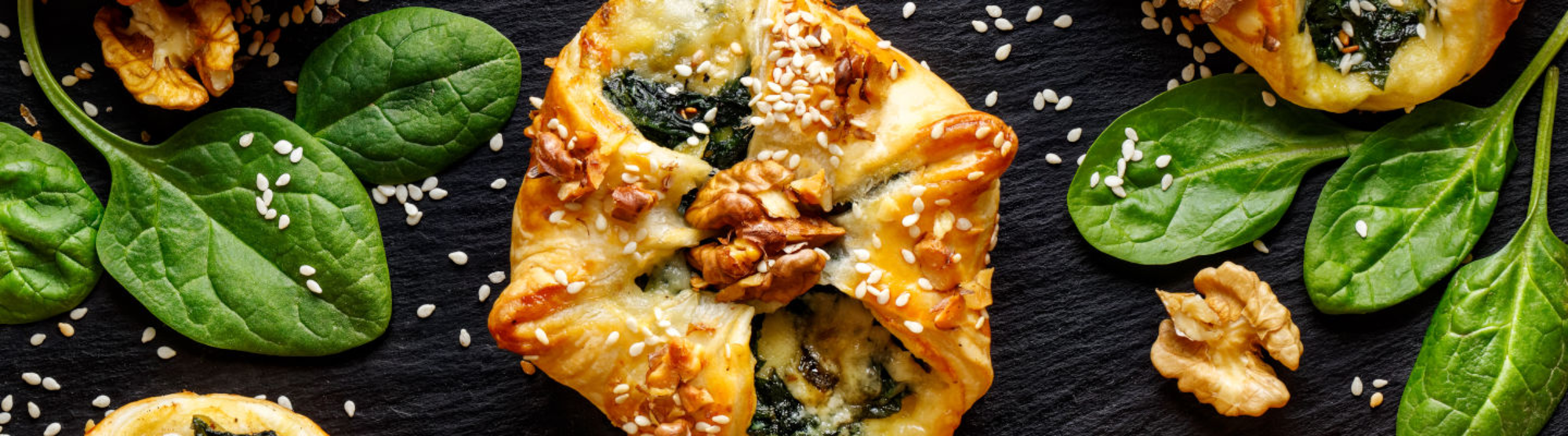 Mini tartelettes au fromage frais ail & fines herbes, noix et miel