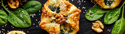 Mini tartelettes au fromage frais ail & fines herbes, noix et miel