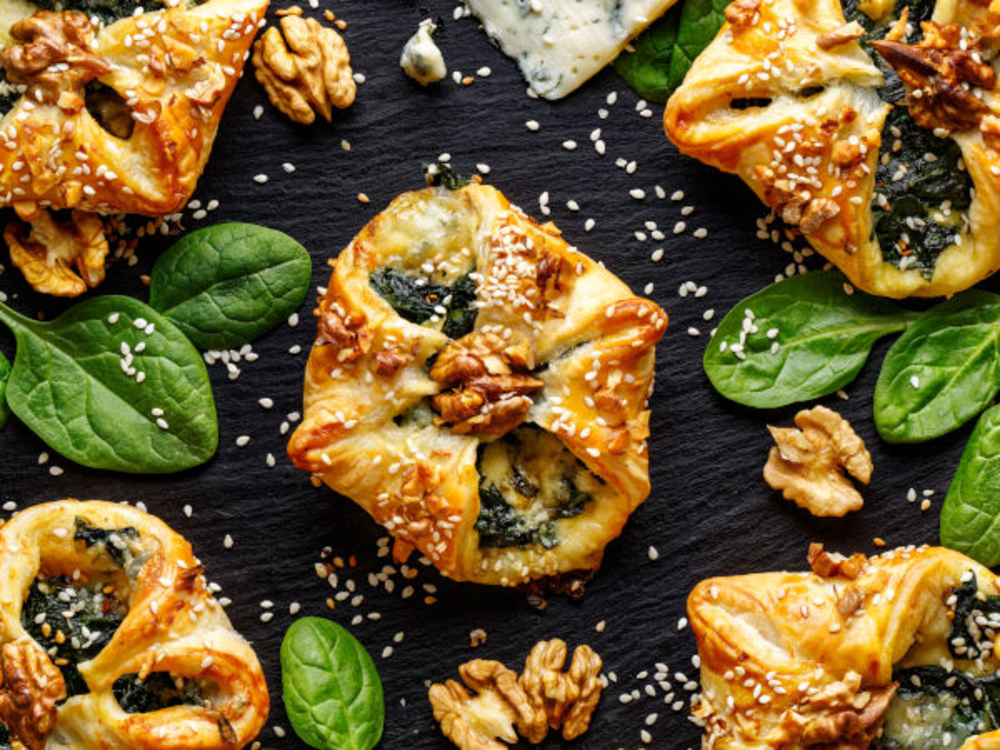 Mini tartelettes au fromage frais ail & fines herbes, noix et miel