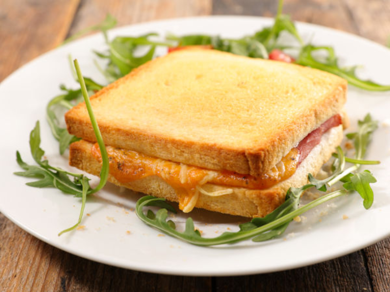 Croque basque au lomo, piment d'espelette et fromage