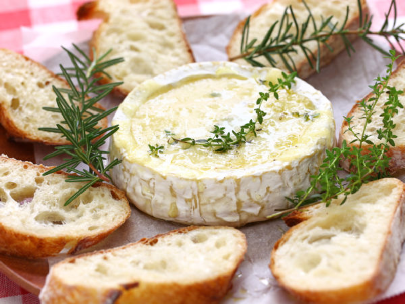 Camembert au four parfumé aux herbes de Provence