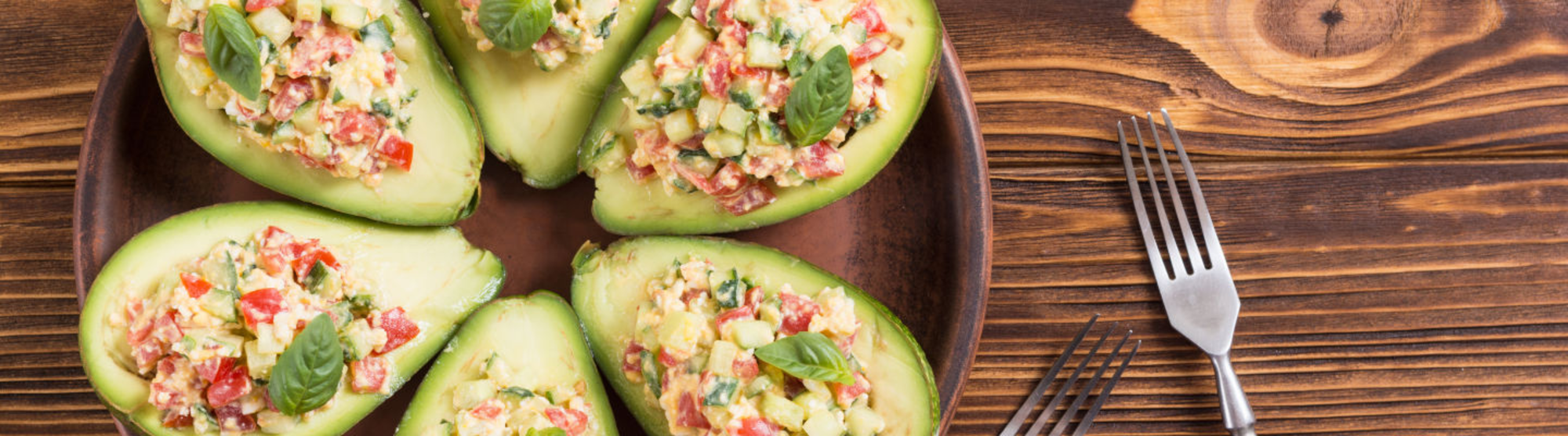 Avocat farci à la tomate et au fromage