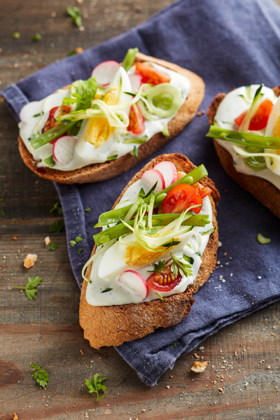 Tartine jardinière à la crème de fromage bleu