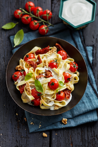 Fettucine à la tomate, noix et sauce au bleu