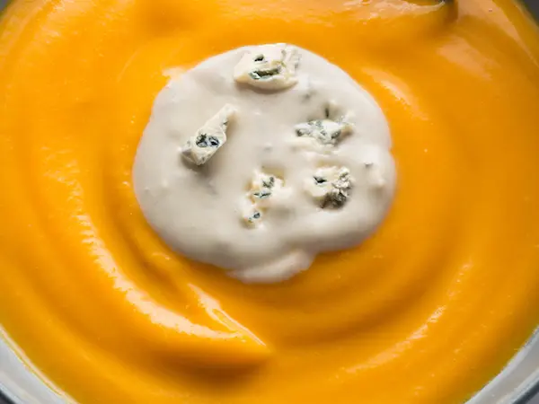 Velouté de potimarron, crème de poire et fromage bleu