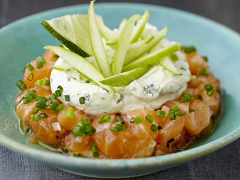 Tartare de saumon au fromage frais ail et fines herbes