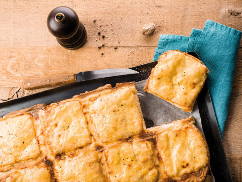 Croque-monsieur géant au fromage à raclette