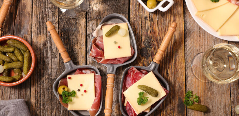 TH05_table-avec-fromage-raclette-charcuterie