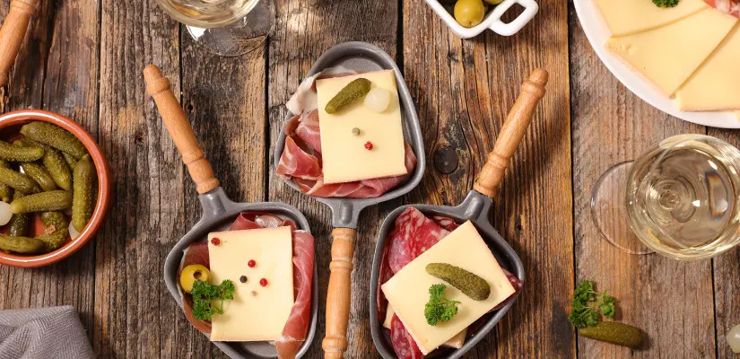 TH05_table-avec-fromage-raclette-charcuterie