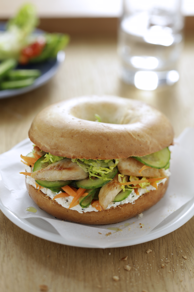 Bagel au poulet, légumes et fromage frais