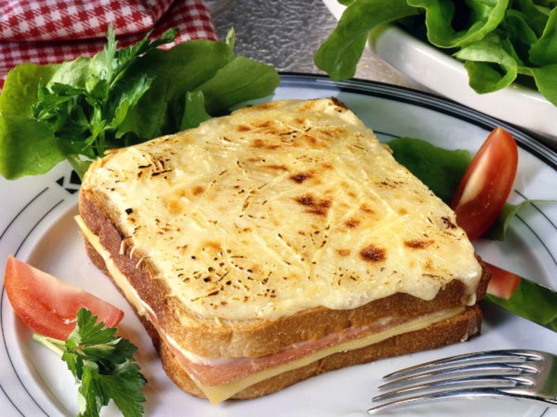 Croque-monsieur saumon fumé, avocat et fromage