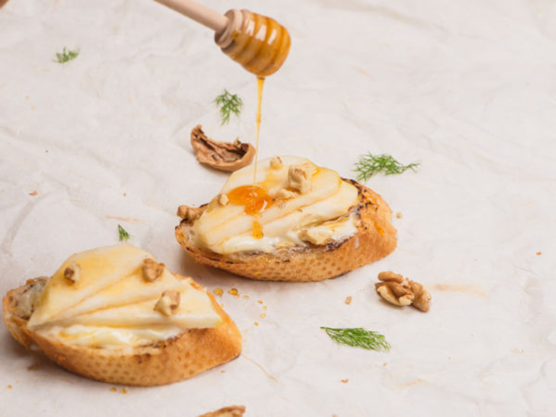 Cuillère apéritive à la poire, au miel et au fromage