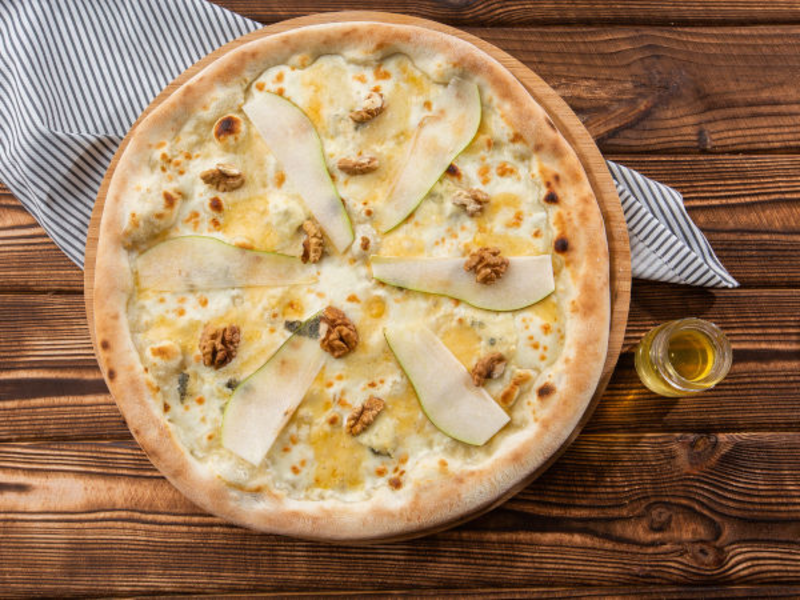 Pizza blanche au fromage bleu, poire et noix