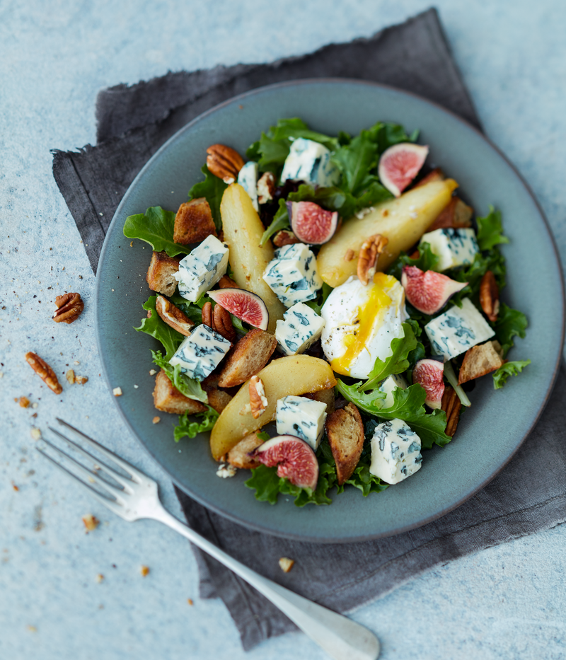 Salade composée poire, figue, oeuf mollet et bleu