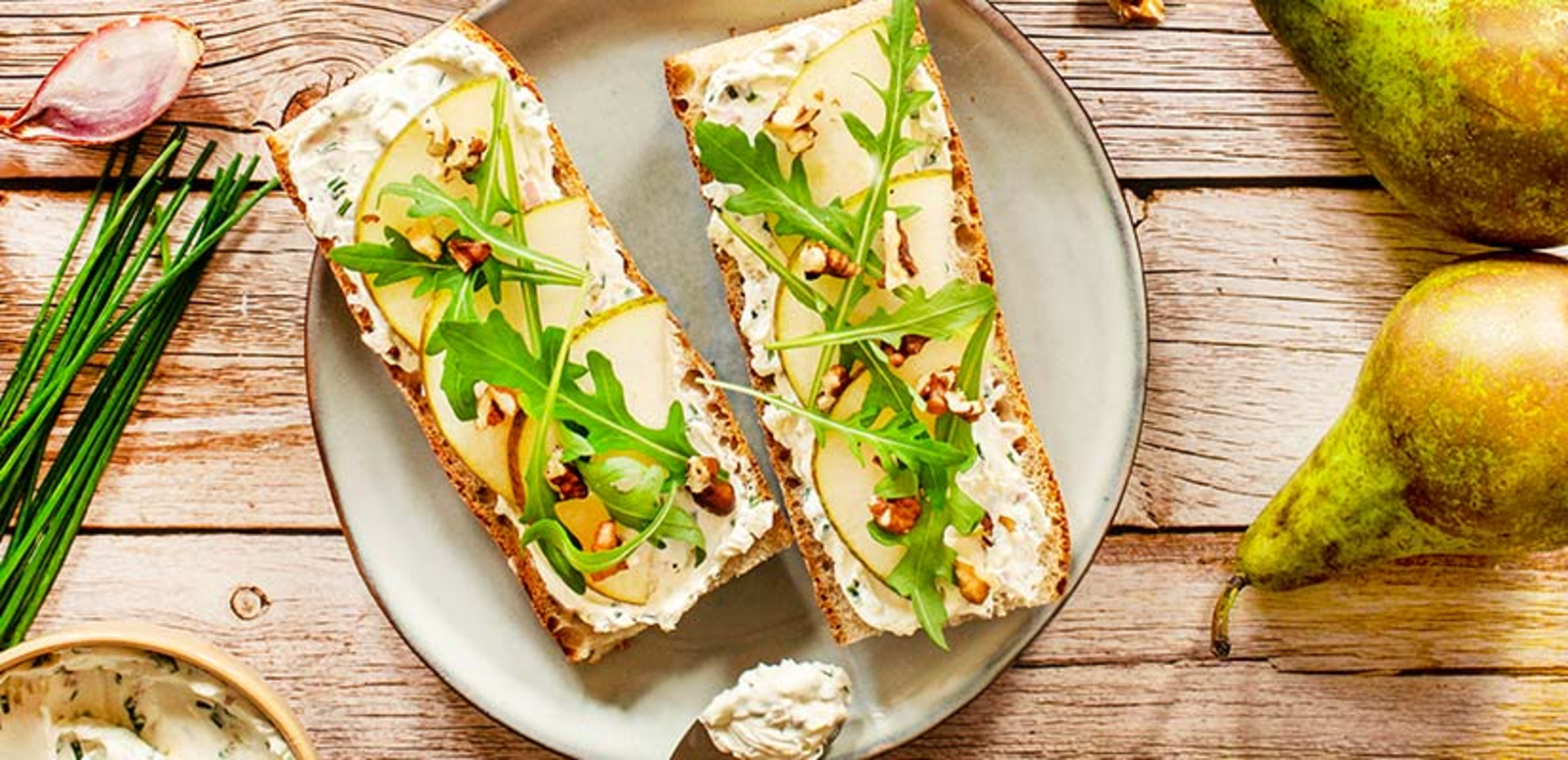 Tartines poire, roquettes et fromage frais