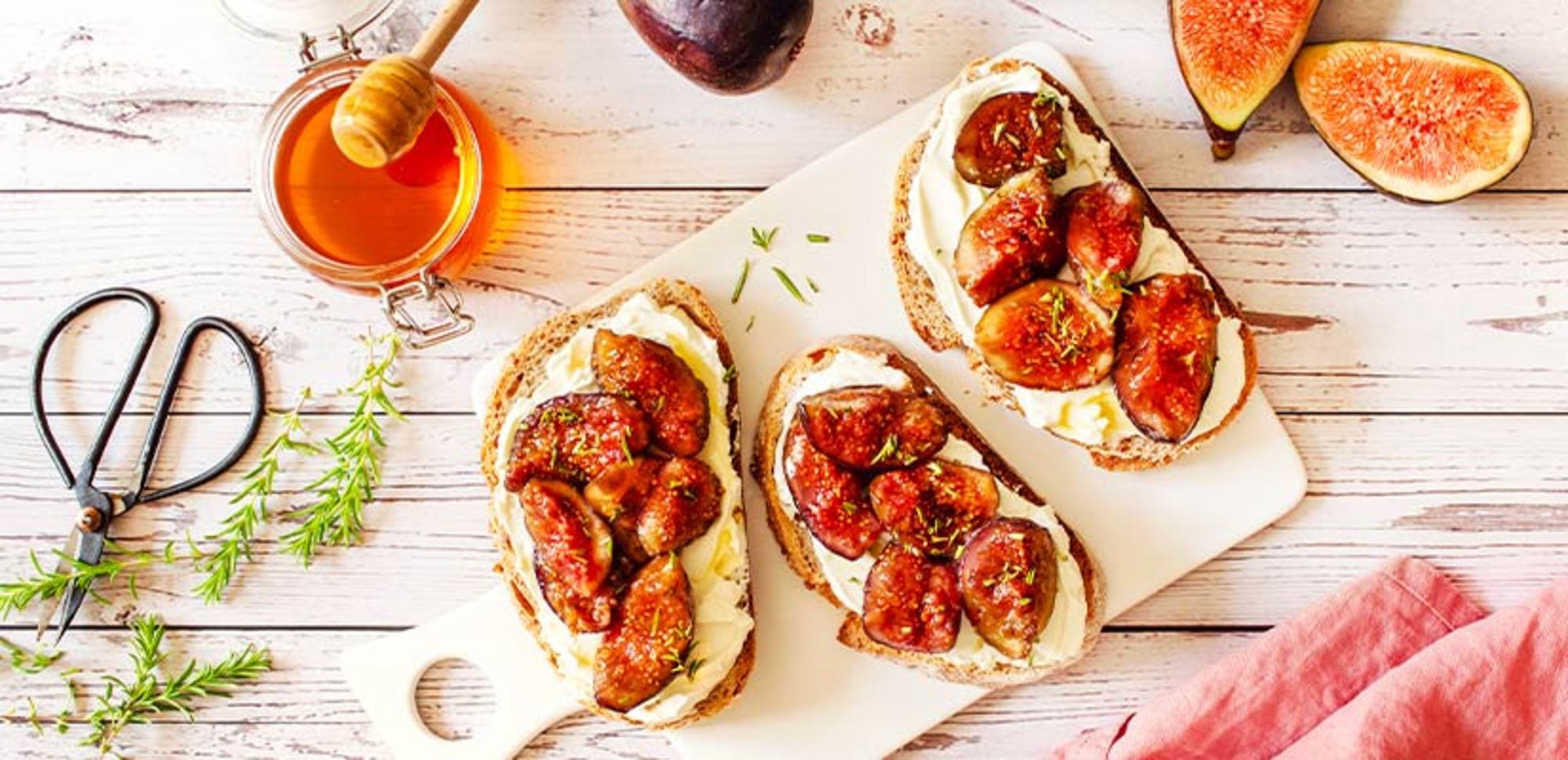 Tartines aux figues, miel et fromage frais
