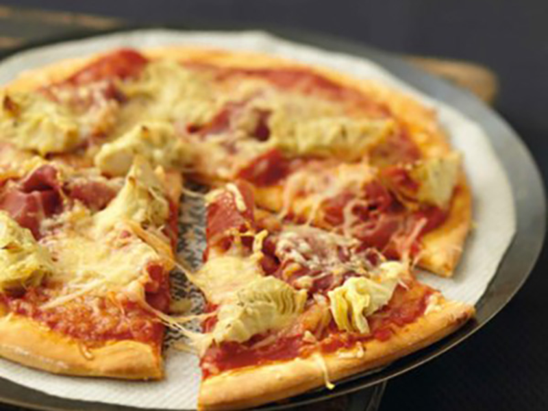 Pizza aux cœurs d'artichauts et à la coppa