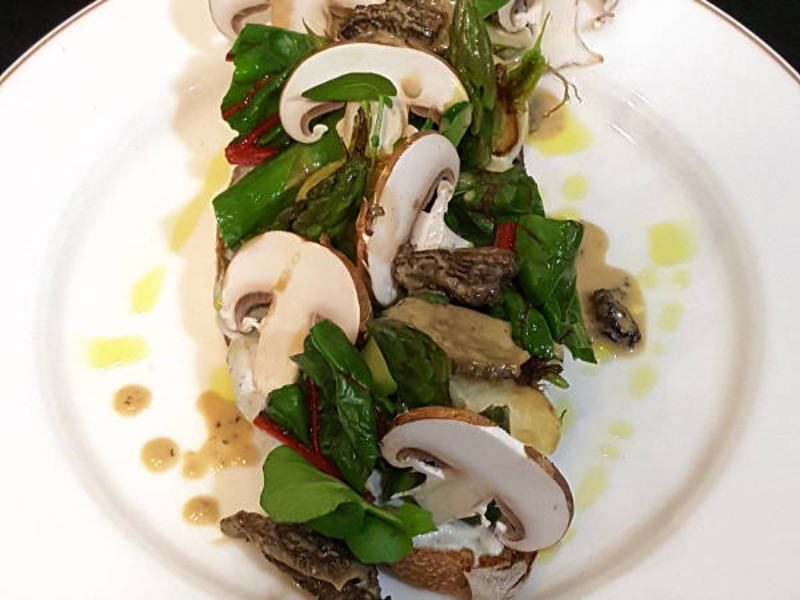 Tartine au fromage bleu, asperges et morilles