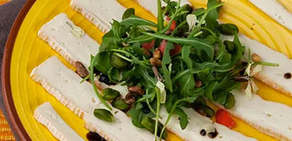 Salade roquette aux pistaches et au fromage