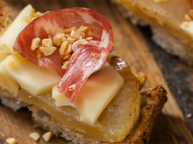 Tartine au fromage, poire et coppa