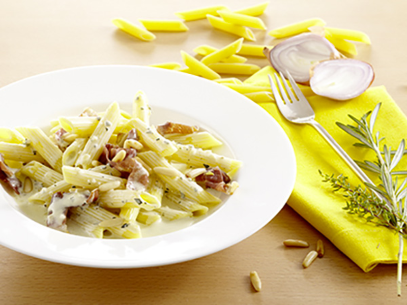 Pâtes au lard dans une sauce aillée