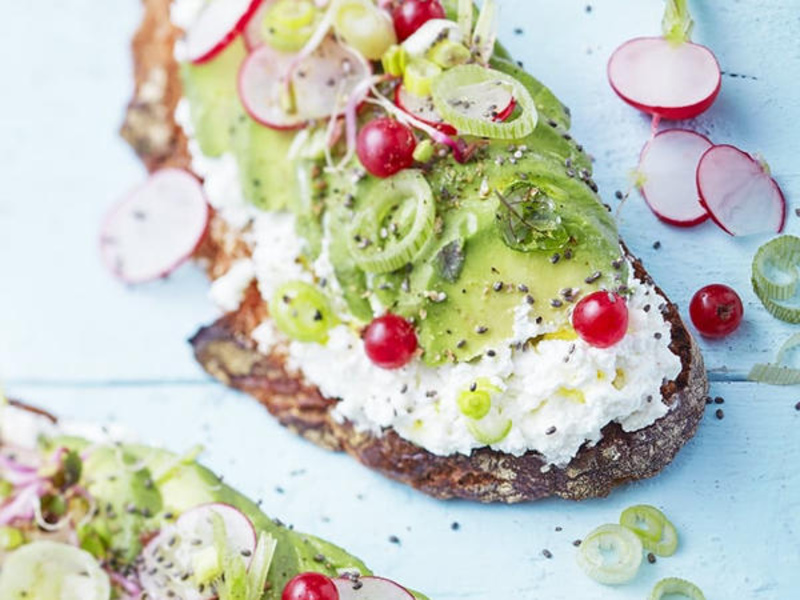 Toast à l'avocat et au chèvre frais