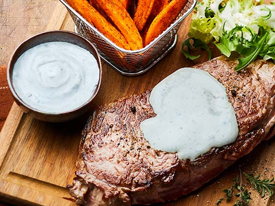 Filet de bœuf, sauce au bleu et frites de patates douces