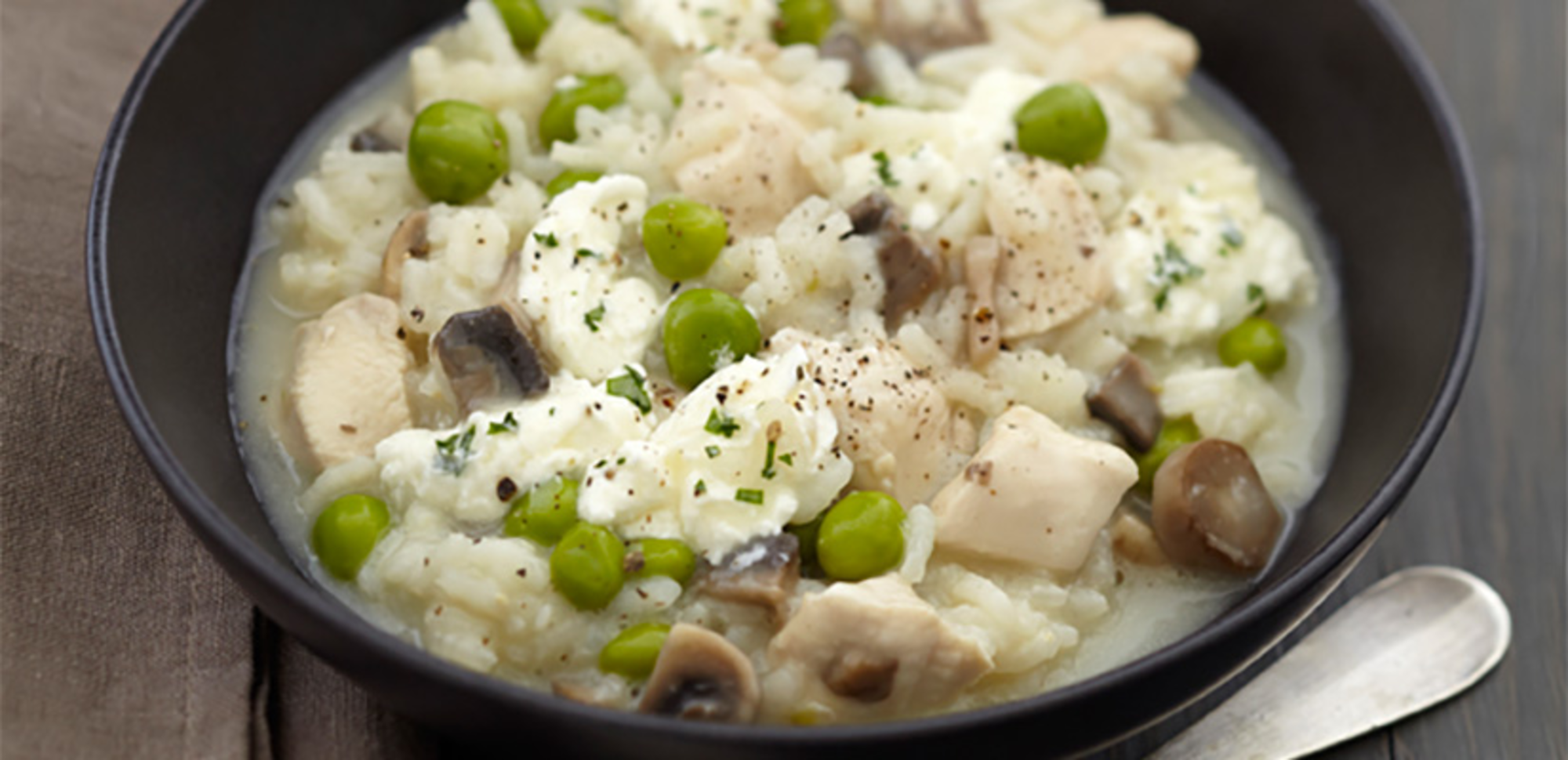 Risotto au poulet, champignons, petit pois et fromage frais