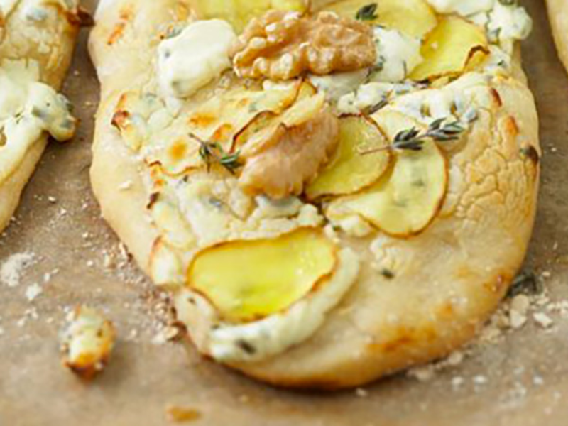 Tarte flambée au fromage de chèvre et pommes de terre