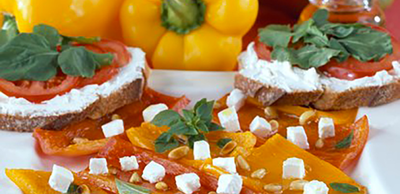 Carpaccio de poivrons grillés et tartine de fromage de chèvre frais