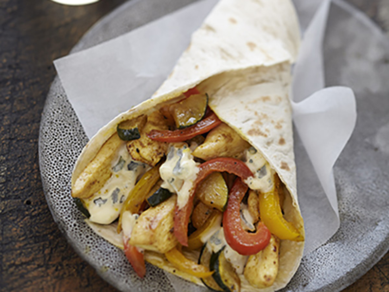 Wrap poulet curry au bleu et légumes grillés