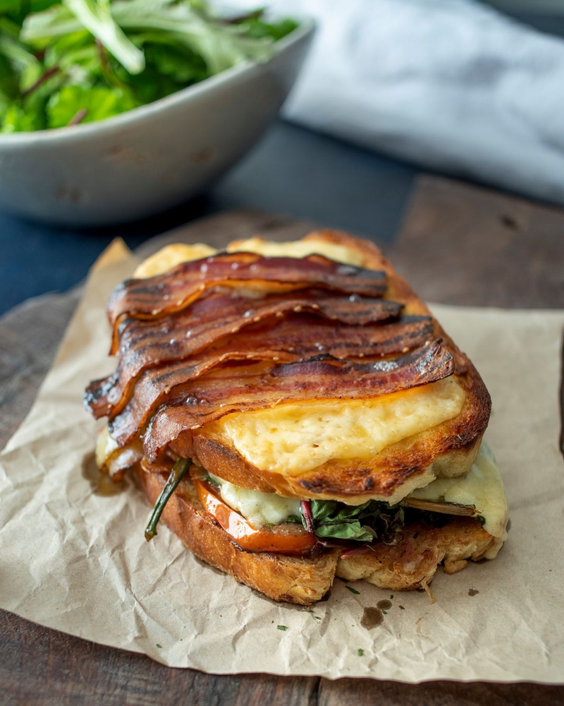 Pain de maïs toasté au cheddar, blettes et pancetta