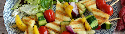 Brochettes de fromage grillé, courgettes et poivrons