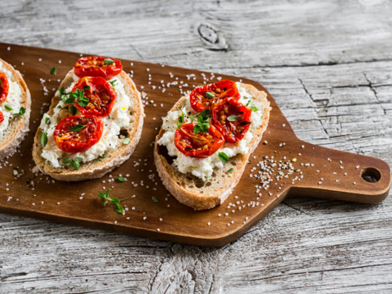 Tartine au fromage frais, tomates séchées et thym