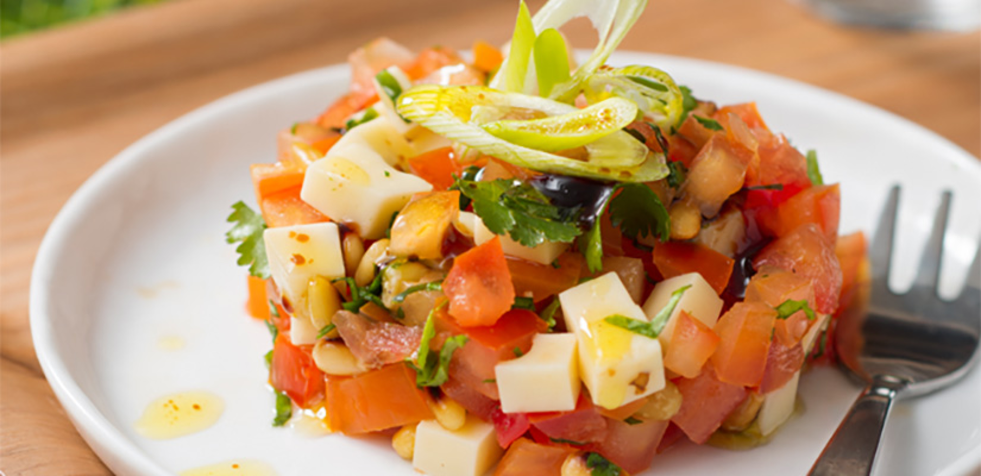 Tartare de tomates coeur de boeuf aux pignons de pin et fromage