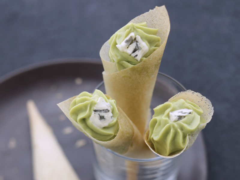 Amuse-bouche croustillant à l'avocat et au bleu