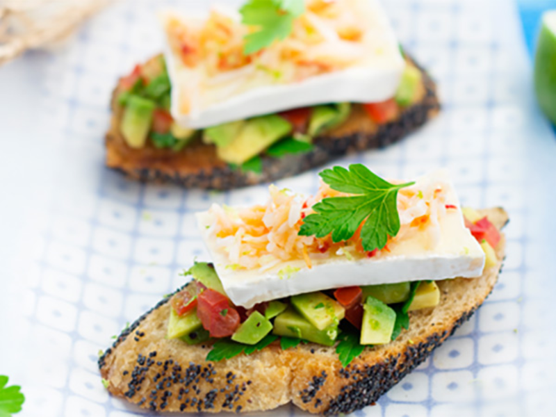 Tartine avocat-crabe au fromage