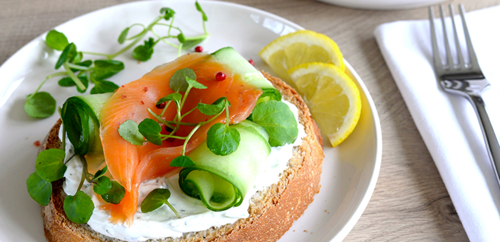 Tartines tzatziki Chavroux et truite fumée