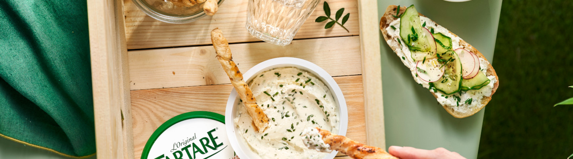 Gressins maison, crudités et dip au fromage ail et fines herbes